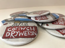 Load image into Gallery viewer, Badge &quot;Cofiwch Dryweryn&quot;
