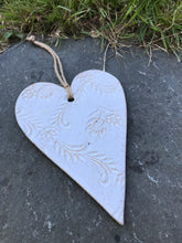 Llwythwch y ddelwedd i wyliwr yr Oriel, Ceramic Hanging Heart
