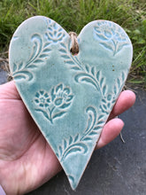 Llwythwch y ddelwedd i wyliwr yr Oriel, Ceramic Hanging Heart
